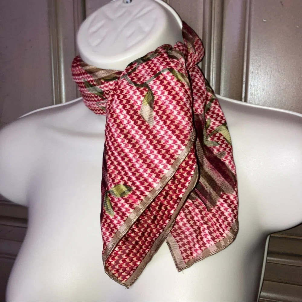 Ralph Lauren Vintage Houndstooth Rose 100% Printed Silk Red Gold Scarf 21”x21”.